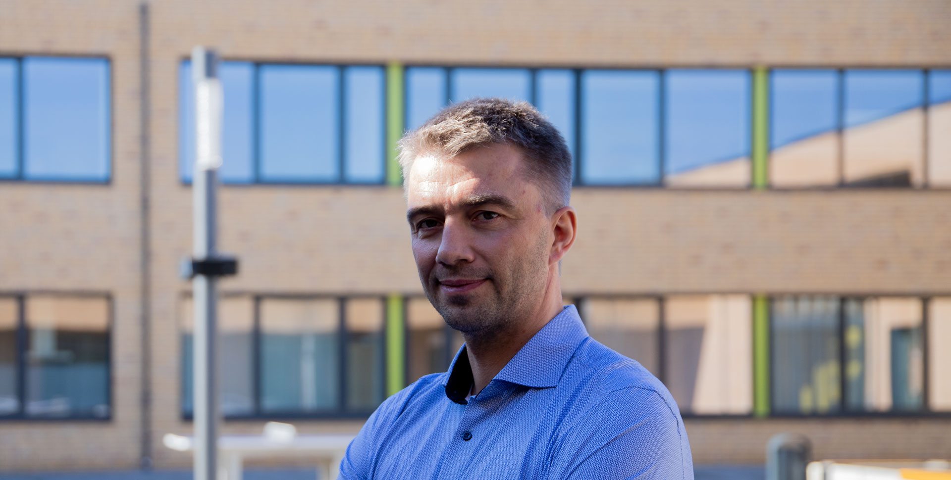 Schulleiter Jan Rehor steht vor der Front der Oberschule in Schleife, die er leitet.