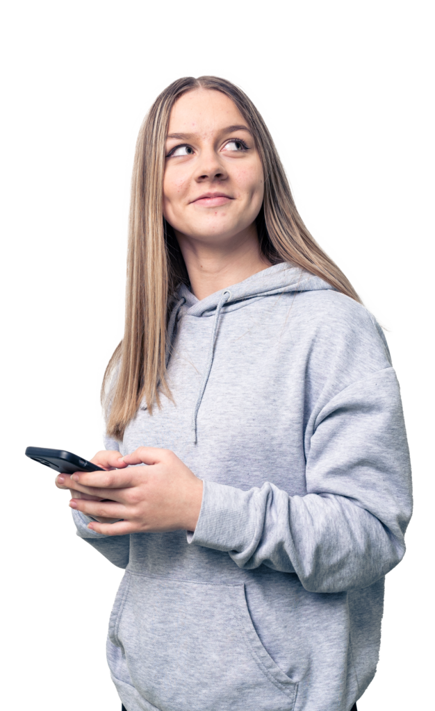 Junge Frau mit langen Haaren, die ein Smartphone in der Hand hält und leicht zur Seite schaut.