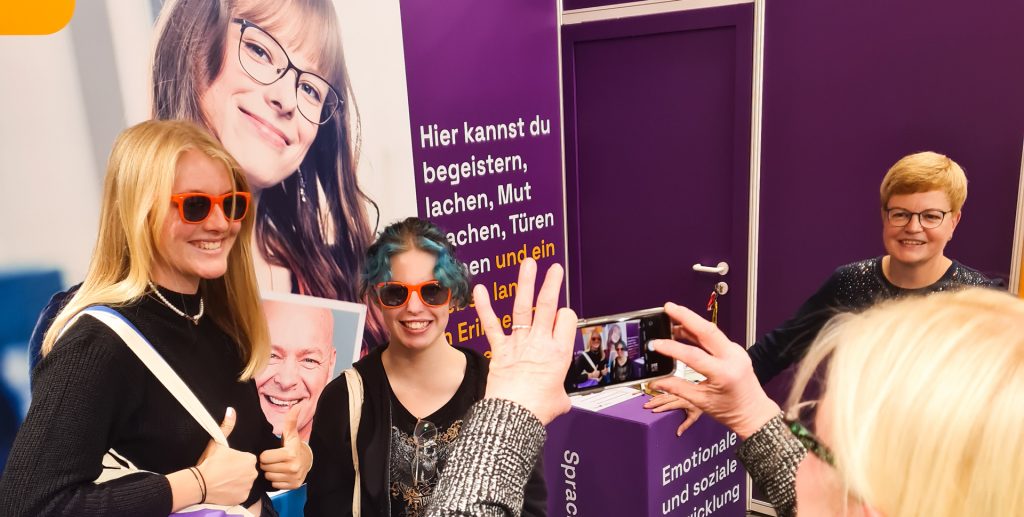 Schülerinnen am Messestand zum Lehramt in Sachsen