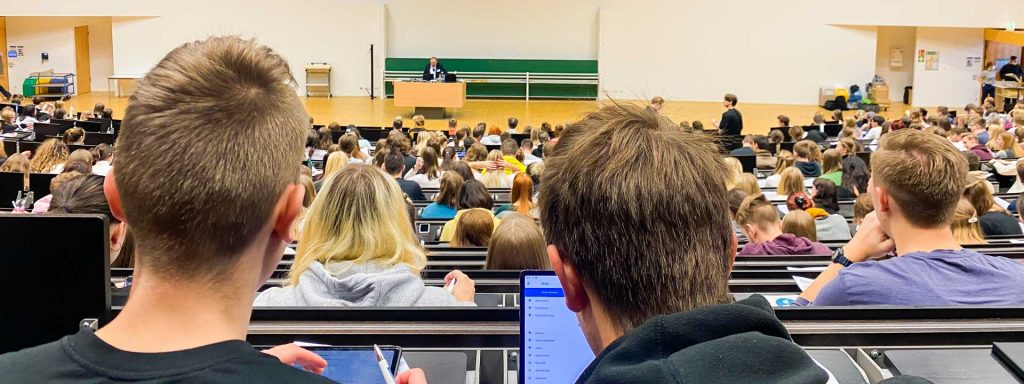 Studierende sitzen im Hörsaal der TU Dresden während einer Einführungsveranstaltung.