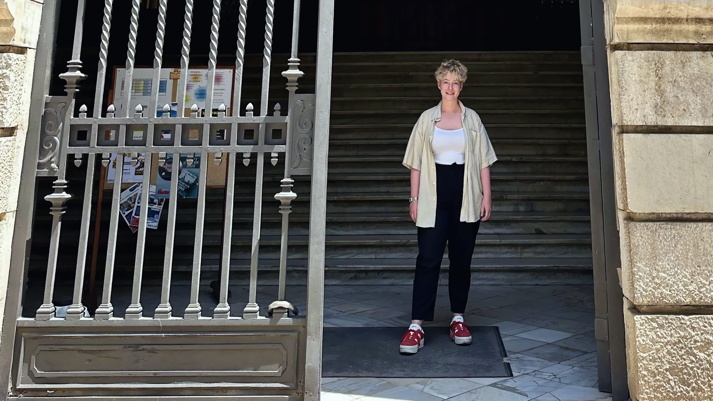 Lehramtsstudentin Charlotte Müller stehend am Uni-Tor