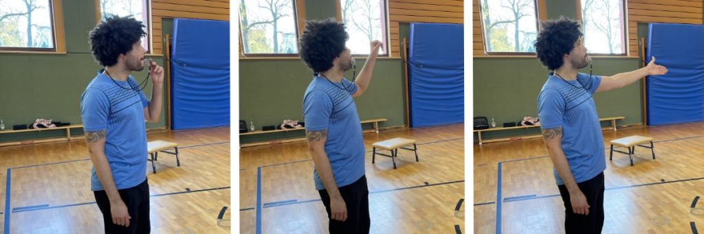 Sportlehrer Steve Hoppe gibt in einer Turnhalle mit der Pfeife Anweisungen. Das Bild besteht aus drei einzelnen Sequenzen der Bewegung mit dem linken Arm und der Pfeife im Mund.