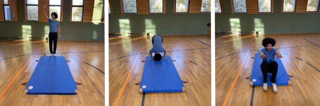 Rolle vorwärts in der Turnhalle in drei Sequenzen: Sportlehrer Steve Hoppe steht zunächst aufrecht, rollt dann über den Kopf nach vor und steht im dritten Bild mit Schwung von einer Turnmatte auf.