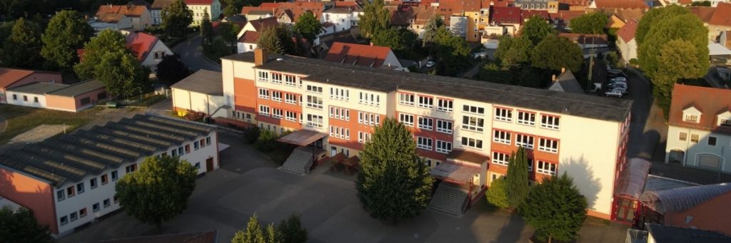 In der Aufsicht ist das langgestreckte Gebäude der Oberschule Korla Awgust Kocor Wittichenau zu sehen.
