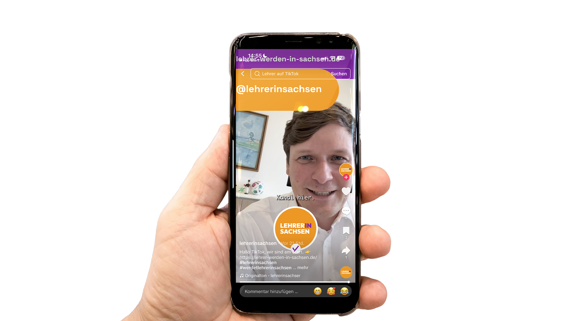 Eine Person hält ein Smartphone mit einem Social Media Profil von lehrersachsen in der Hand.