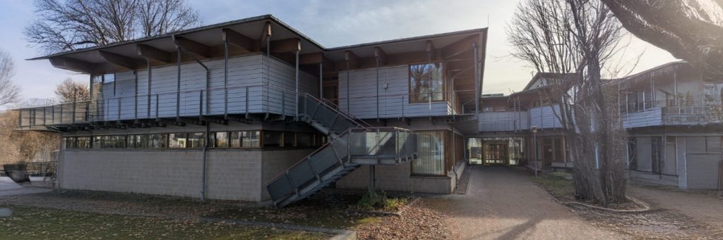 Moderne Schularchitektur mit Holz- und Glasfassade und Treppe im Freien am BSZ Meißen-Radebeul